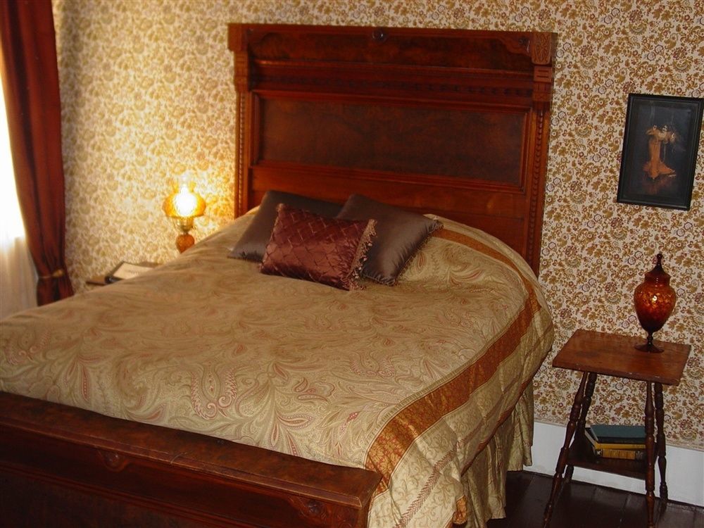 The Historic Hotel Leger Mokelumne Hill Room photo